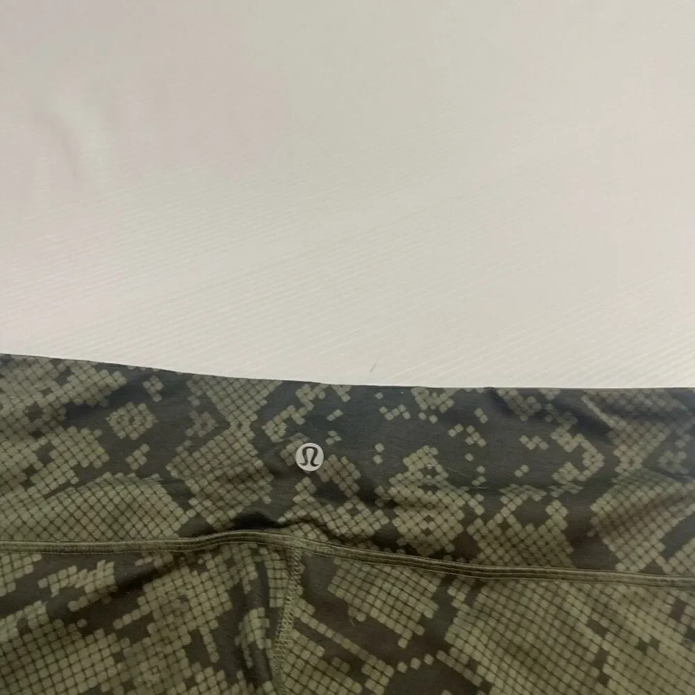Lululemon Wunder Under 10 Green Snakeskin Luxtreme Crop RARE